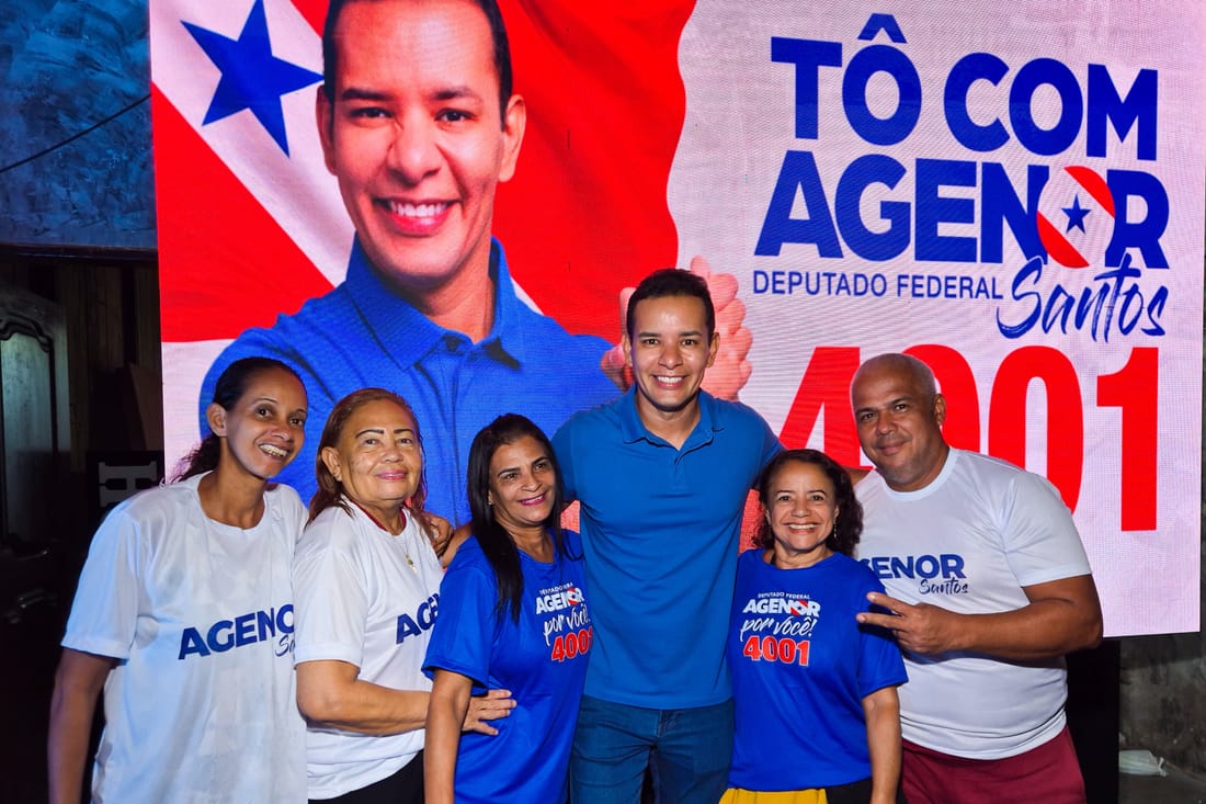 Agenor Santos ao lado de apoiadoras durante encontro de campanha