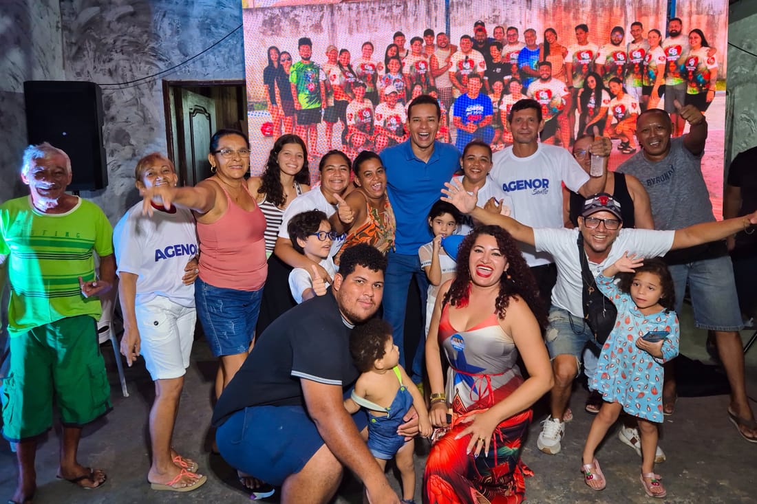 Agenor Santos reunido com moradores durante a campanha